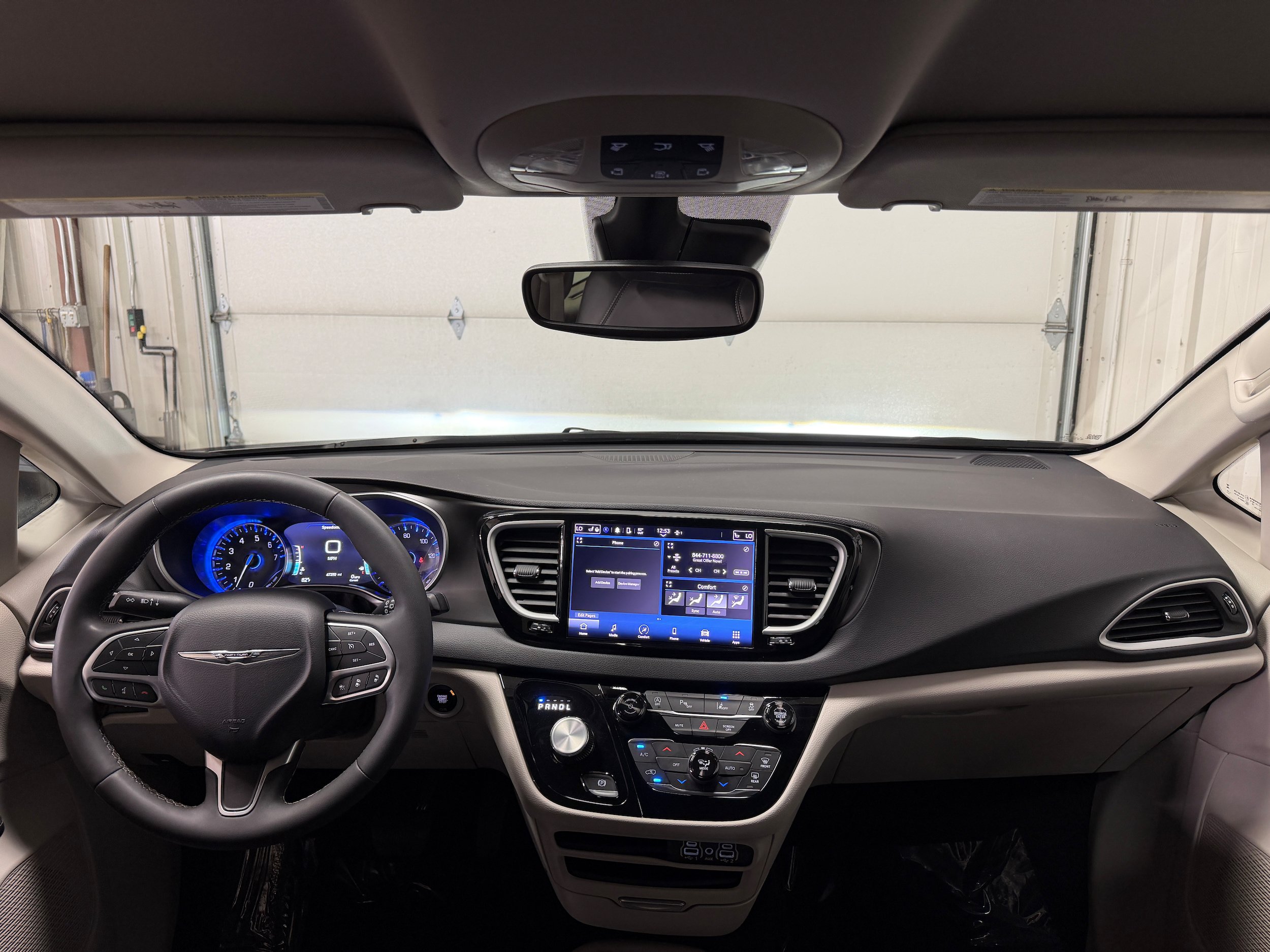 Used 2024 Chrysler Pacifica Touring-L FWD image 3