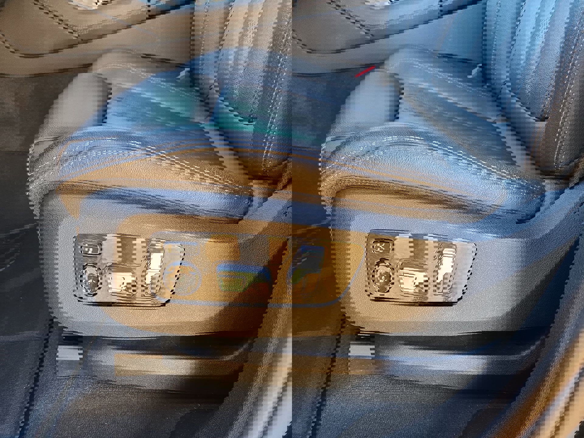 Used 2022 BMW X6 xDrive40i w/ M Sport Package image 17