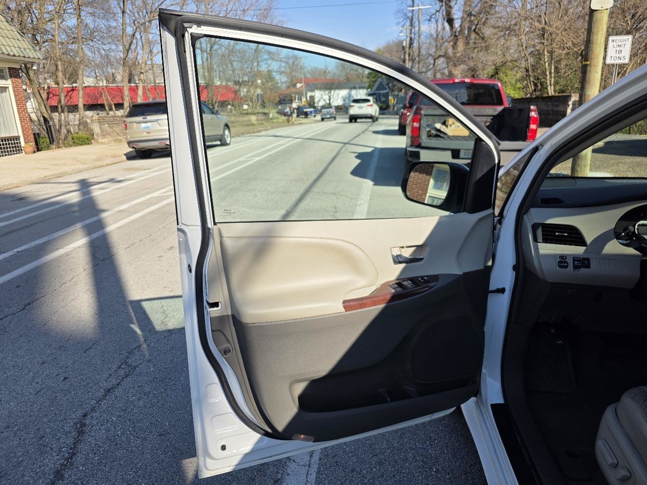 Used 2013 Toyota Sienna XLE FWD image 32