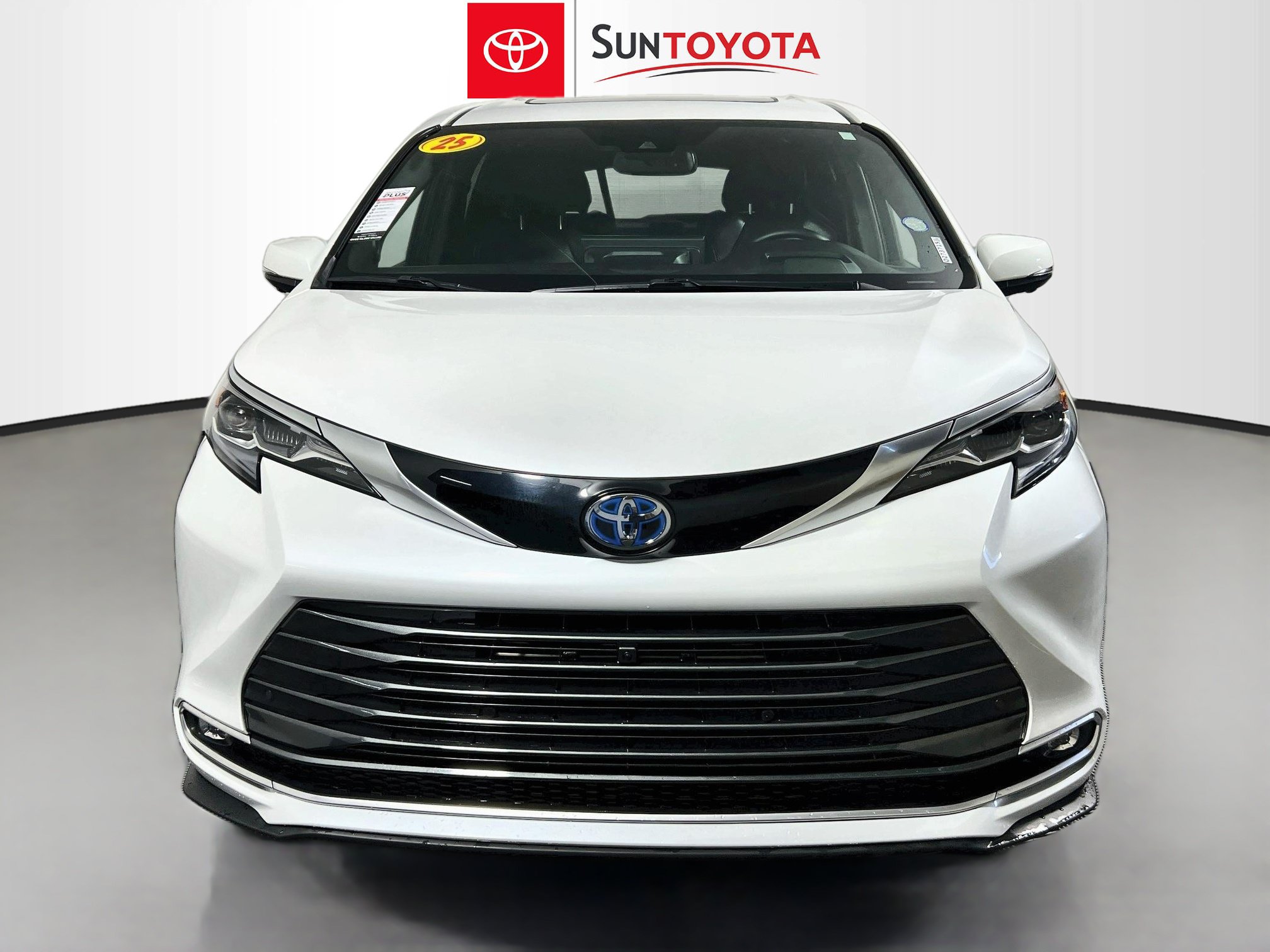 Used 2025 Toyota Sienna Platinum FWD image 10