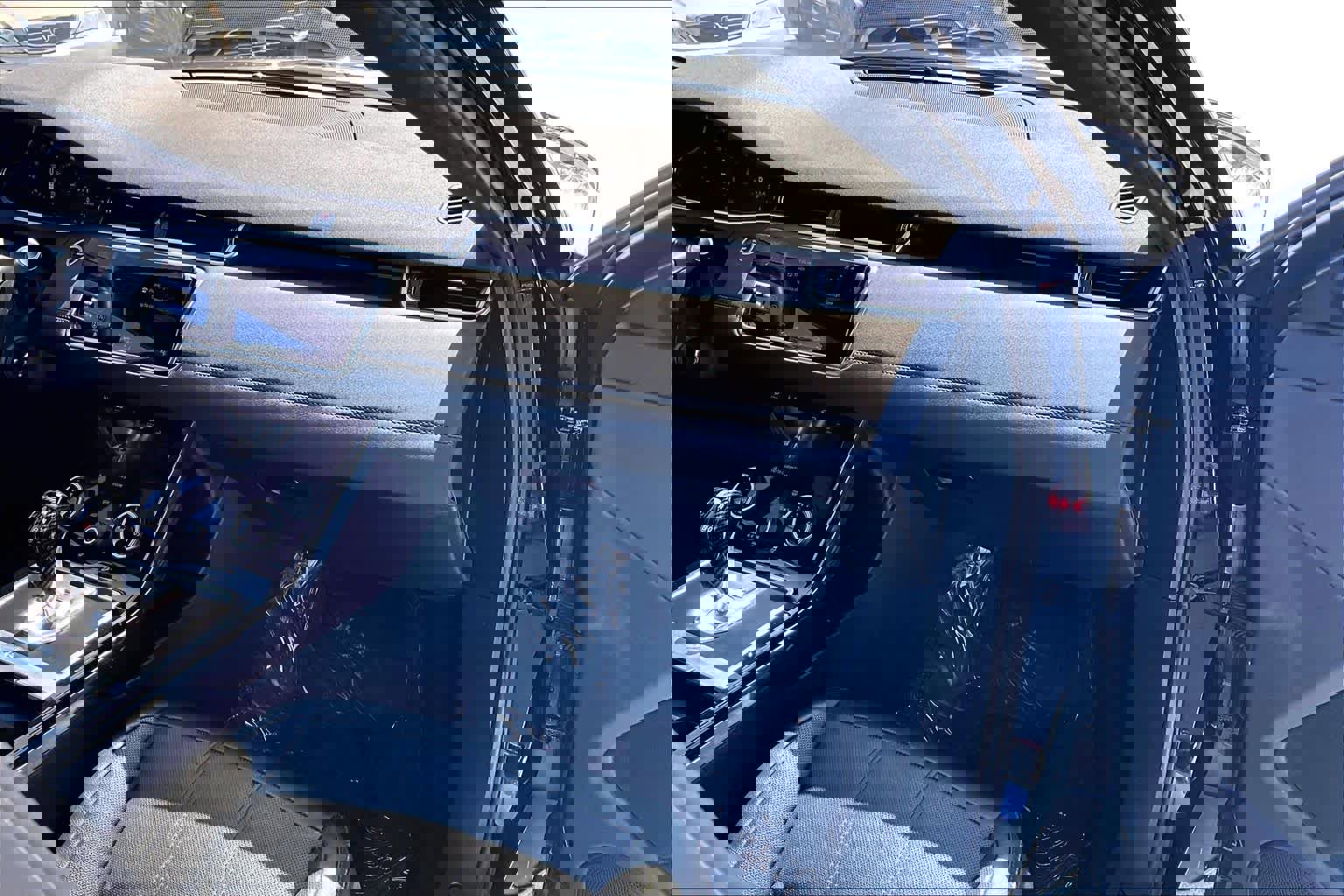 Used 2020 Land Rover Range Rover Evoque SE image 19