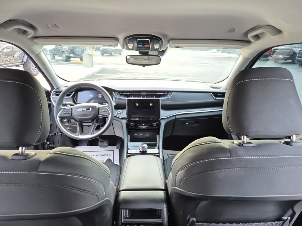 Used 2024 Jeep Grand Cherokee Laredo AWD/4WD image 31