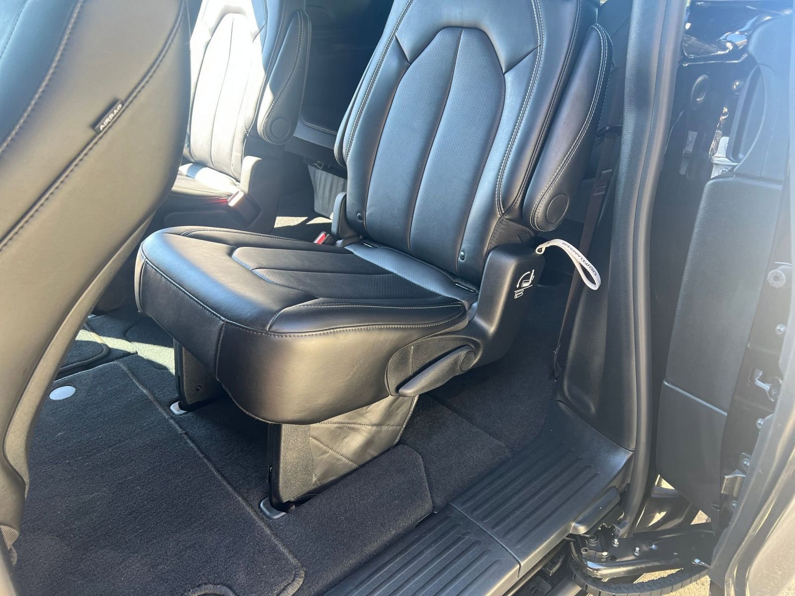 Used 2025 Chrysler Pacifica Select image 28