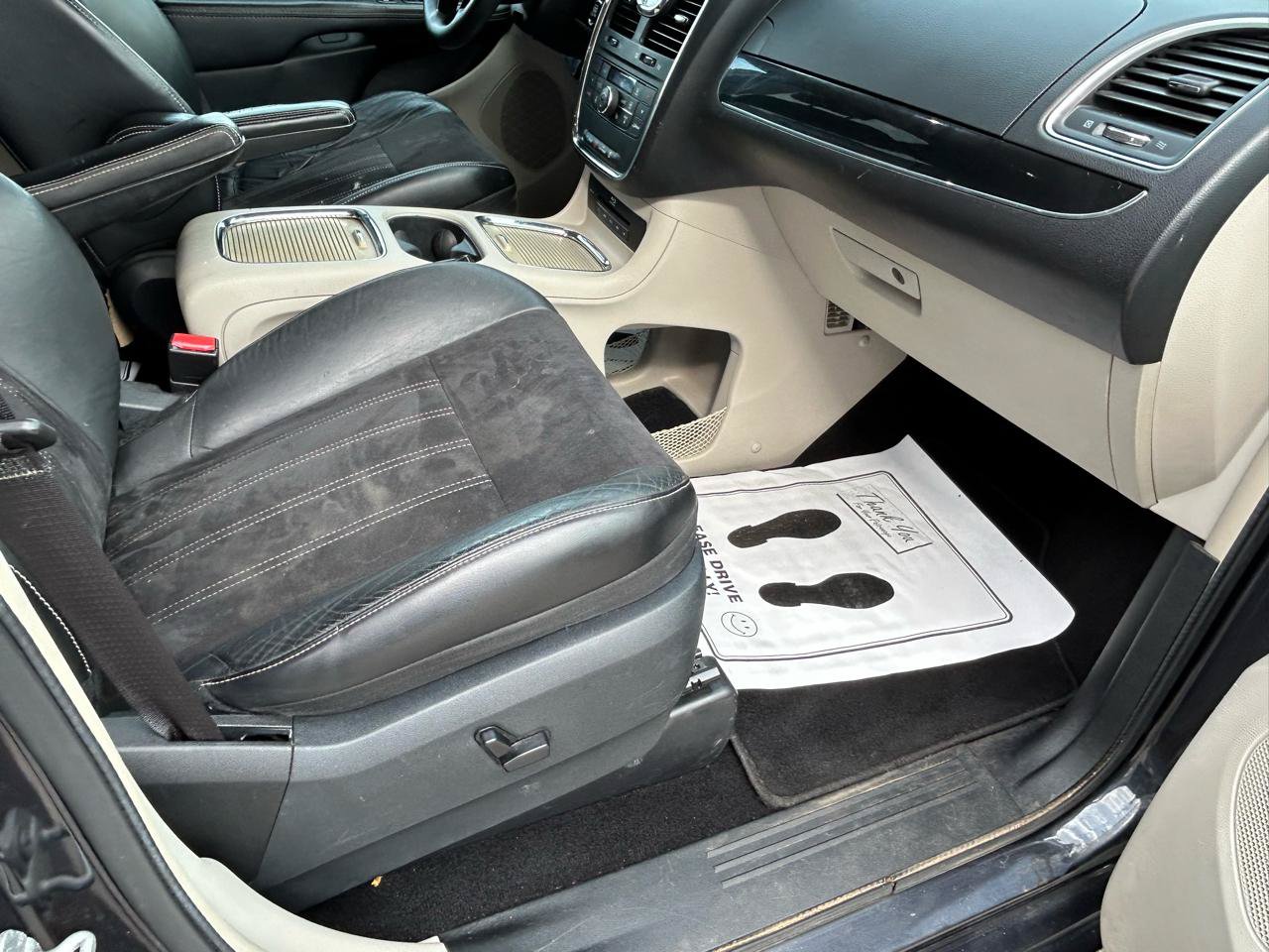 Used 2014 Chrysler Town & Country Touring-L FWD image 13