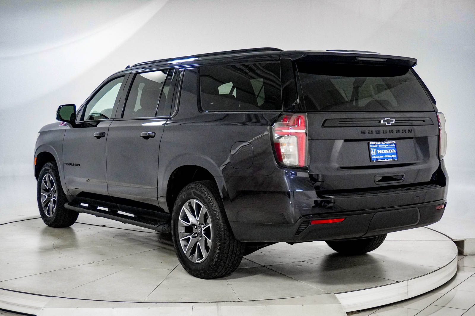 Used 2024 Chevrolet Suburban Z71 w/ Luxury Package AWD/4WD image 5