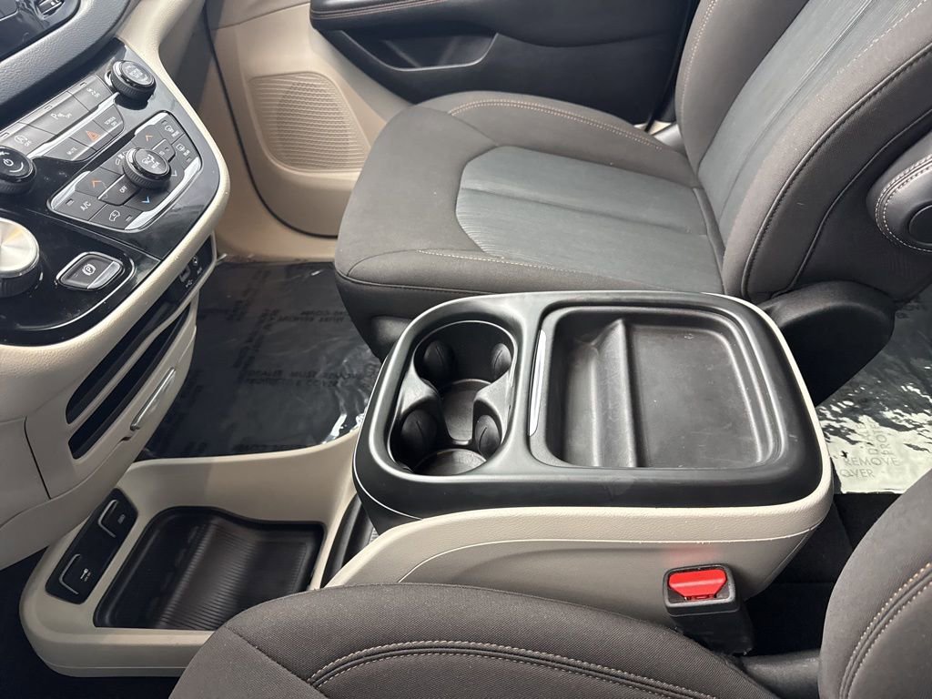 Used 2020 Chrysler Pacifica Touring image 25