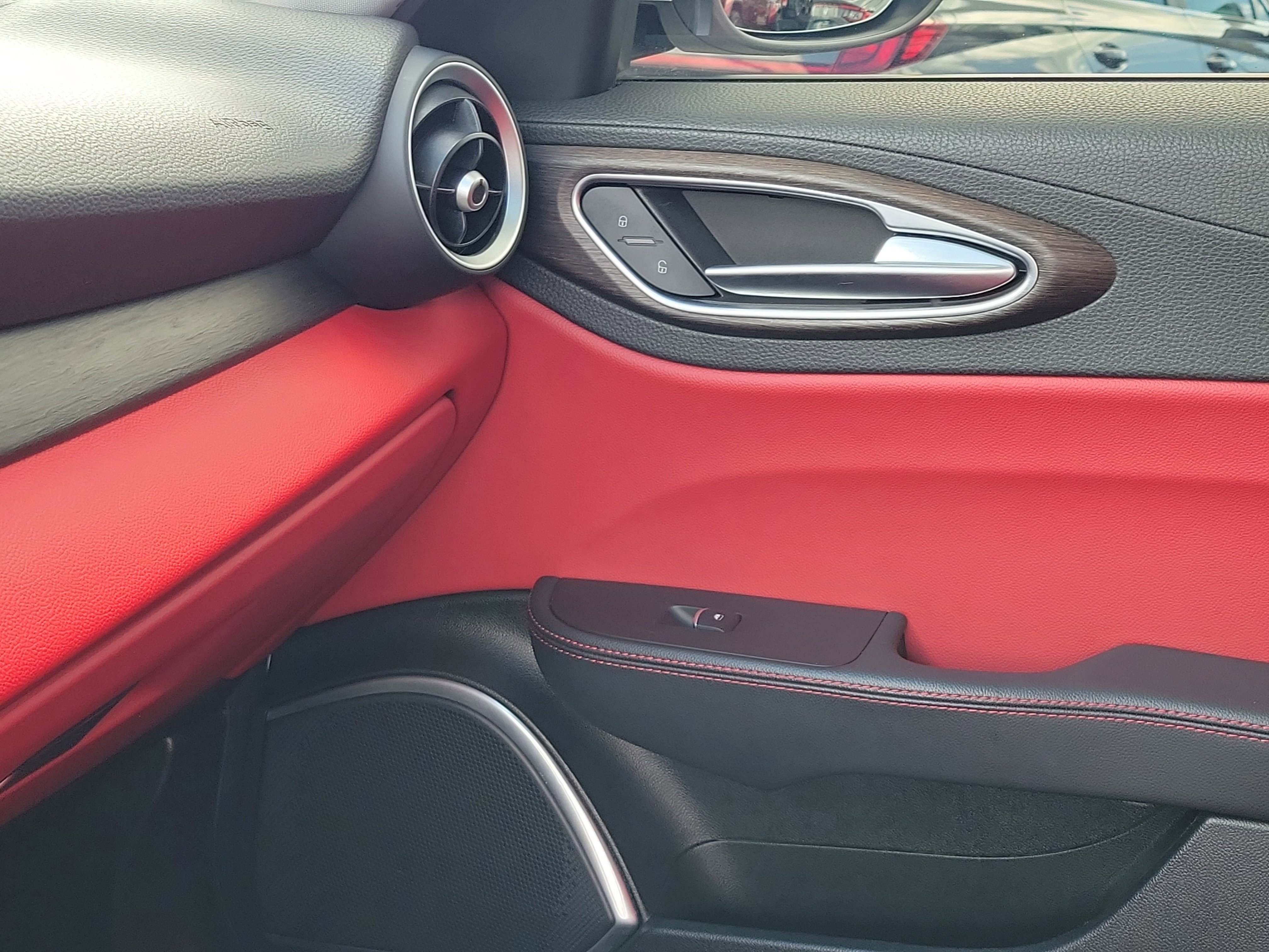 Used 2020 Alfa Romeo Giulia Ti w/ Active Blind Spot Package image 30