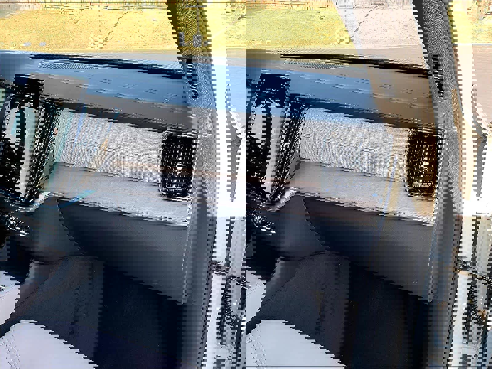 New 2026 Volvo XC90 T8 Plus w/ Protection Package Premier image 29