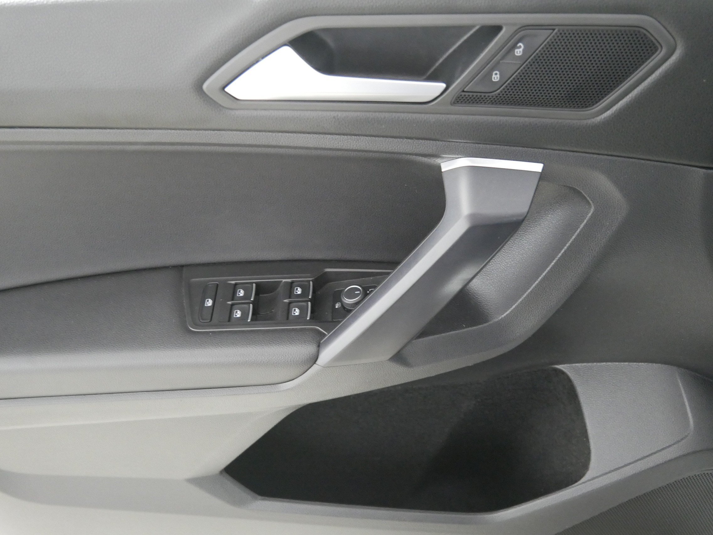 Used 2021 Volkswagen Tiguan SE AWD/4WD image 19