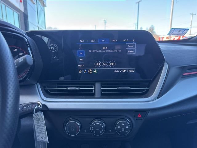 Used 2024 Chevrolet Trax RS w/ Sunroof Package image 13