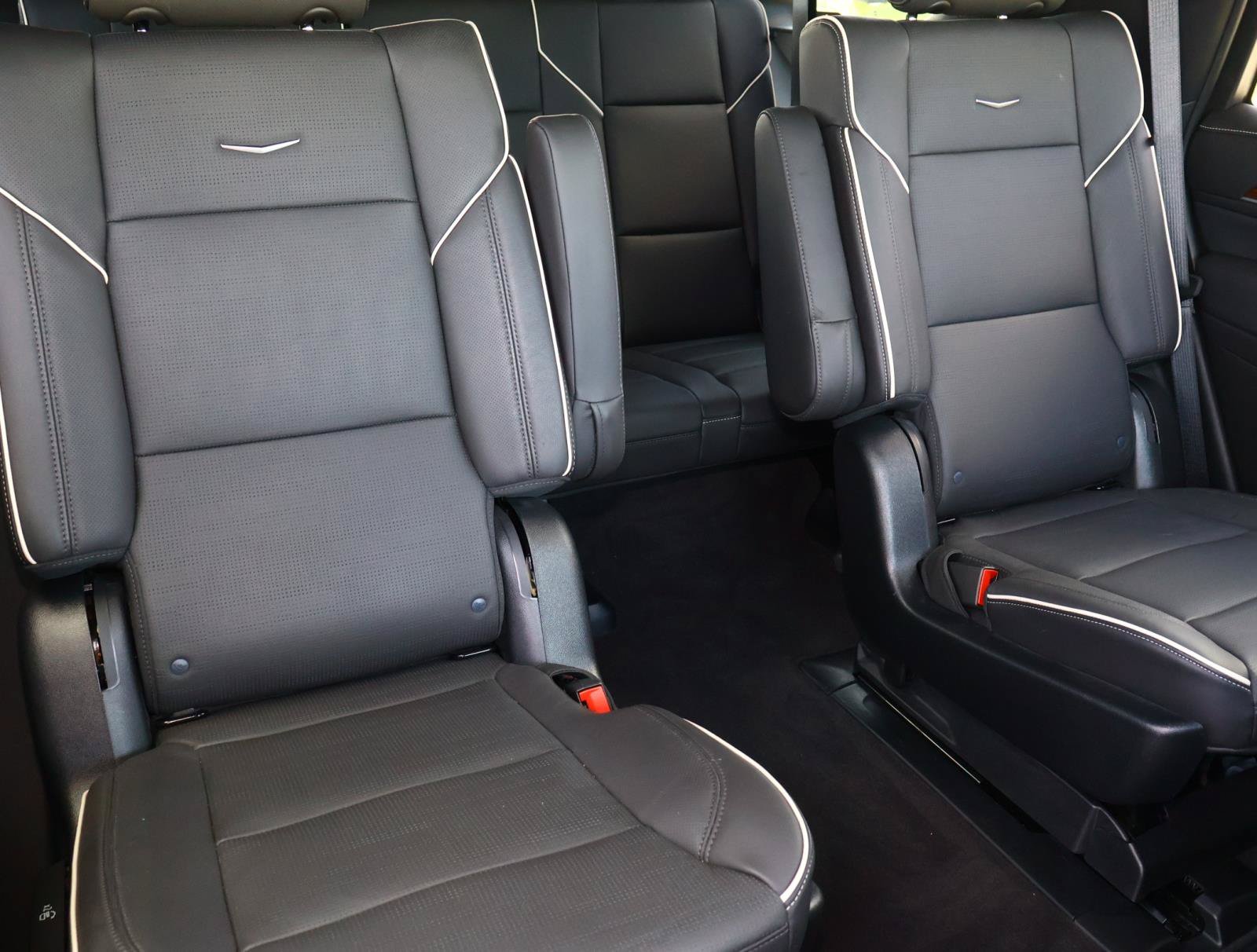 Used 2023 Cadillac Escalade Premium Luxury AWD/4WD image 25