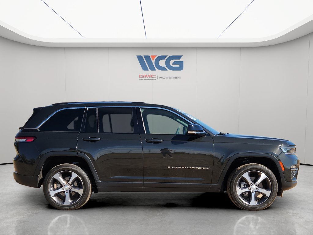 Used 2023 Jeep Grand Cherokee Limited AWD/4WD image 3