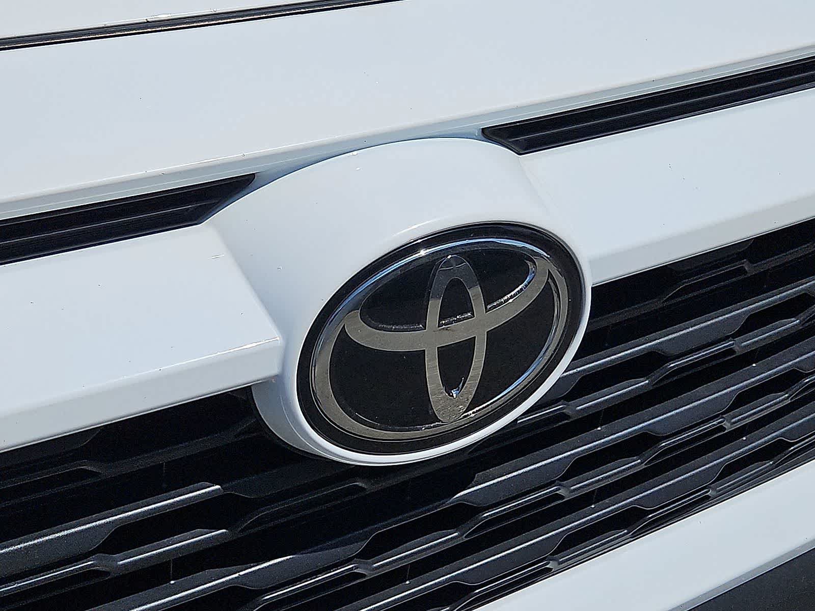 Used 2024 Toyota RAV4 XLE FWD image 35