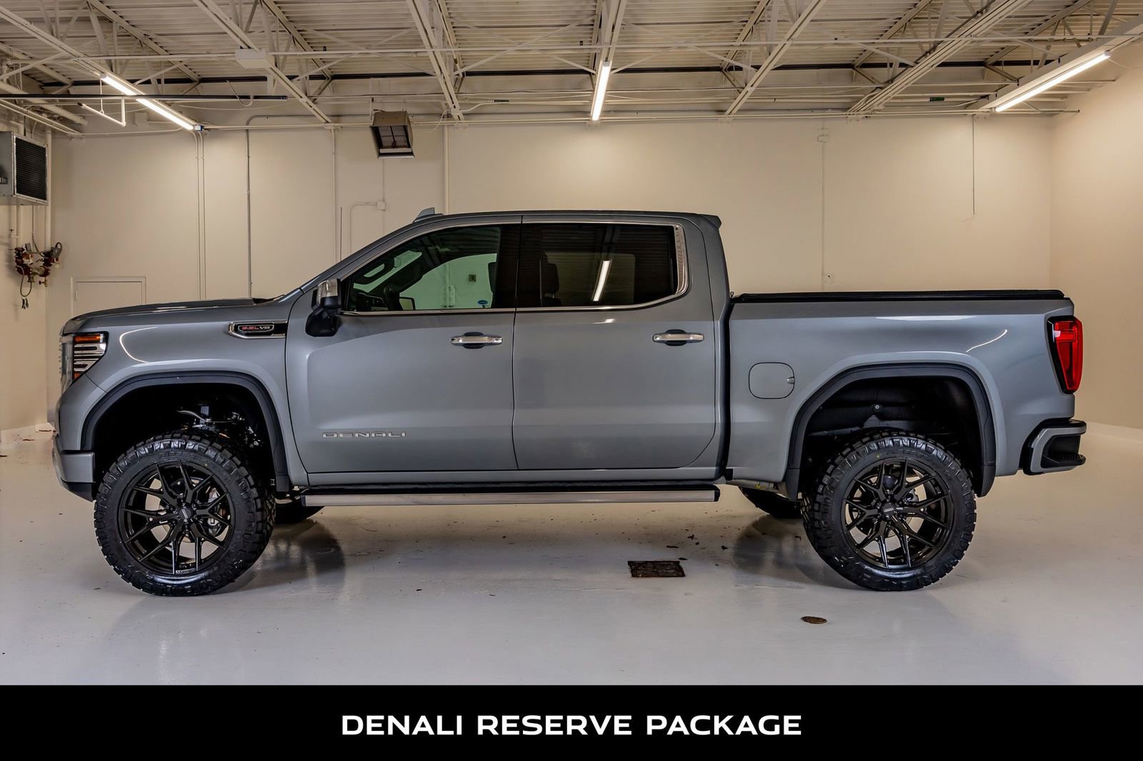 Used 2025 GMC Sierra 1500 Denali w/ Denali Reserve Package AWD/4WD image 6