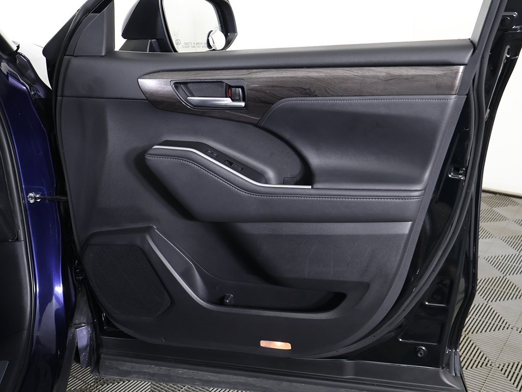 Used 2020 Toyota Highlander Limited image 27