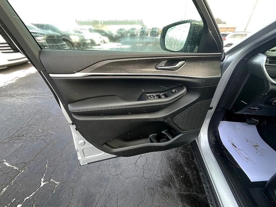 New 2026 Jeep Grand Cherokee Laredo image 12