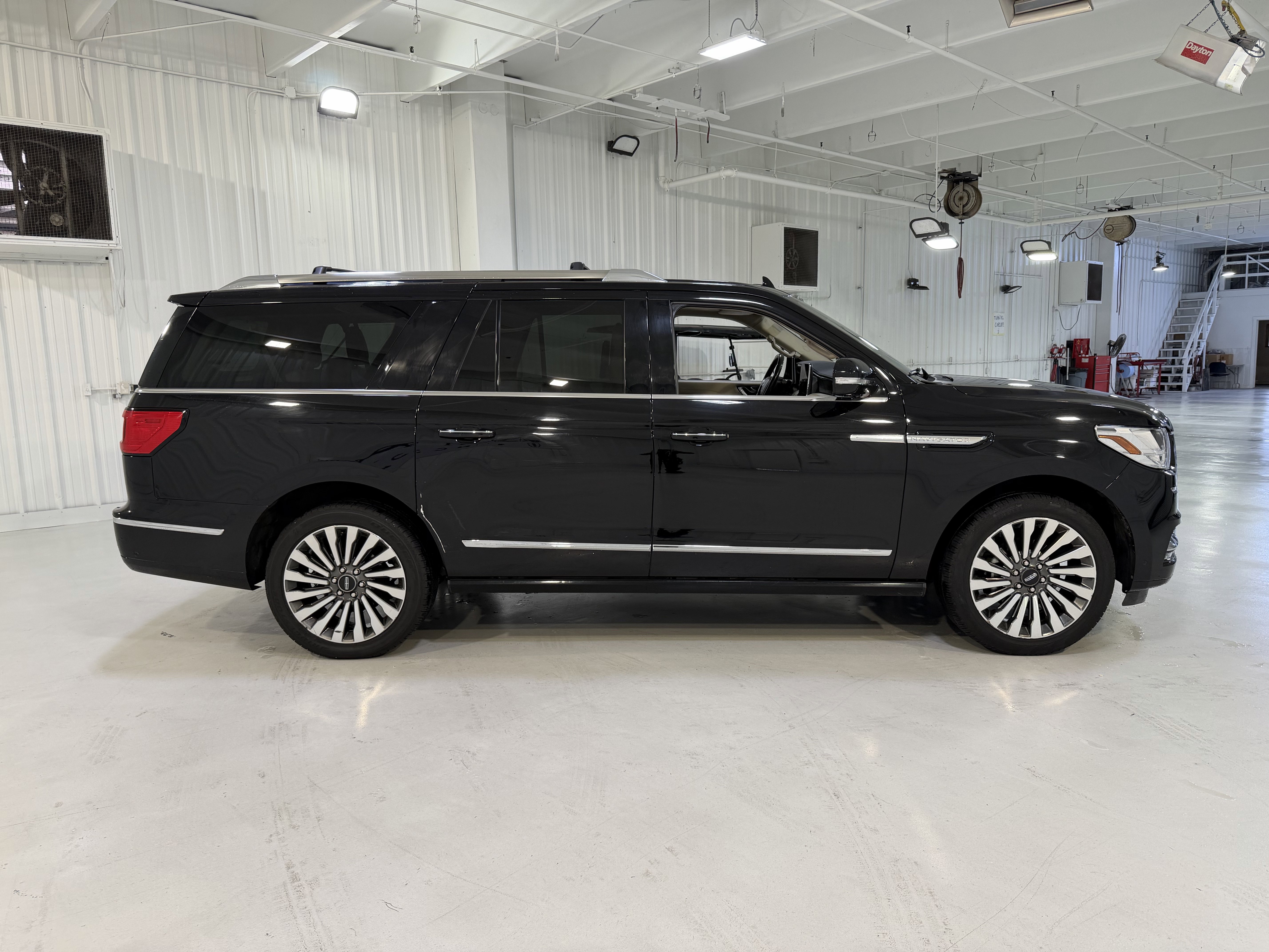Used 2020 Lincoln Navigator L Reserve w/ Luxury Package RWD image 7