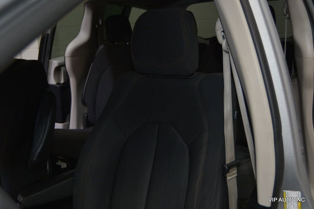 Used 2017 Chrysler Pacifica Touring image 11