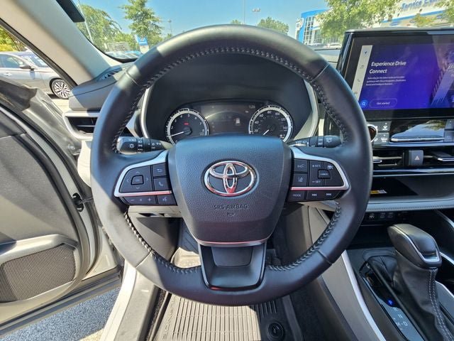 Used 2024 Toyota Highlander XLE FWD image 32