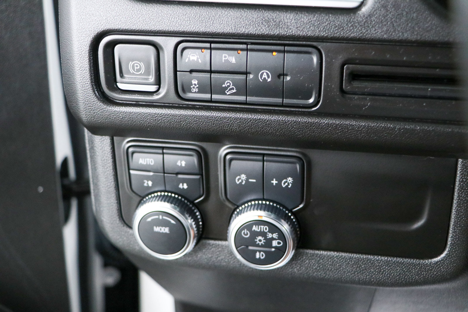 Used 2024 GMC Yukon AT4 AWD/4WD image 23
