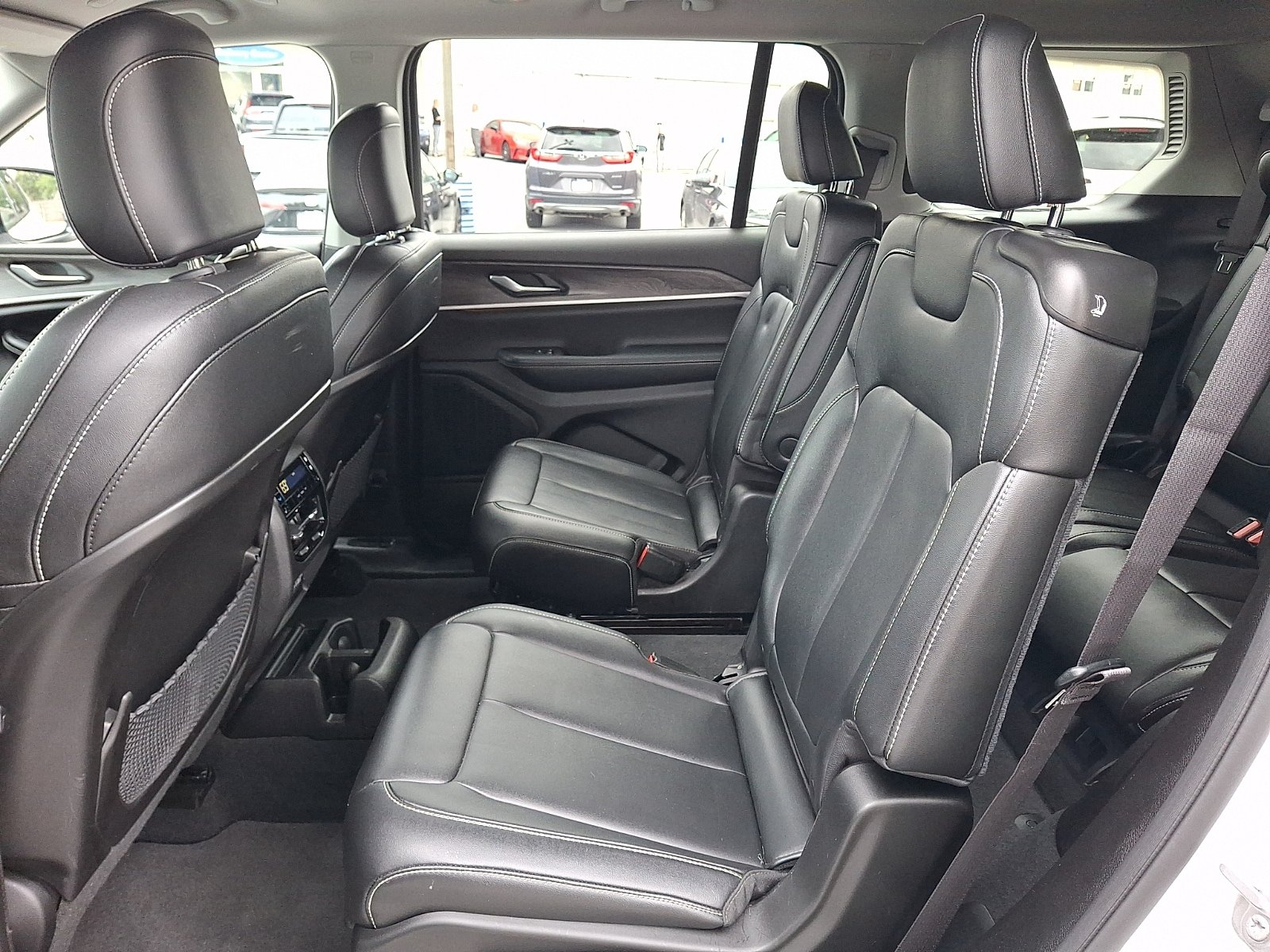 Used 2023 Jeep Grand Cherokee L Limited AWD/4WD image 10