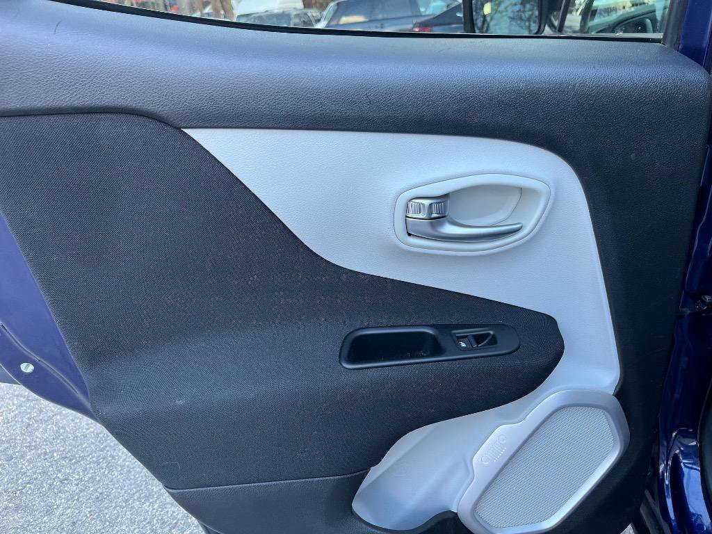 Used 2019 Jeep Renegade Latitude w/ Popular Equipment Group FWD image 26