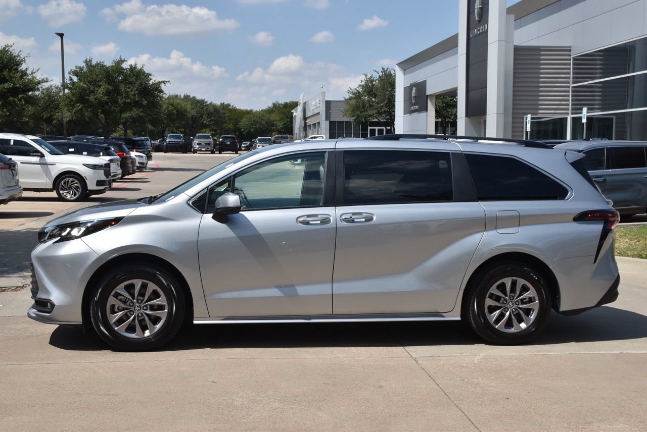 Used 2025 Toyota Sienna XLE FWD image 12