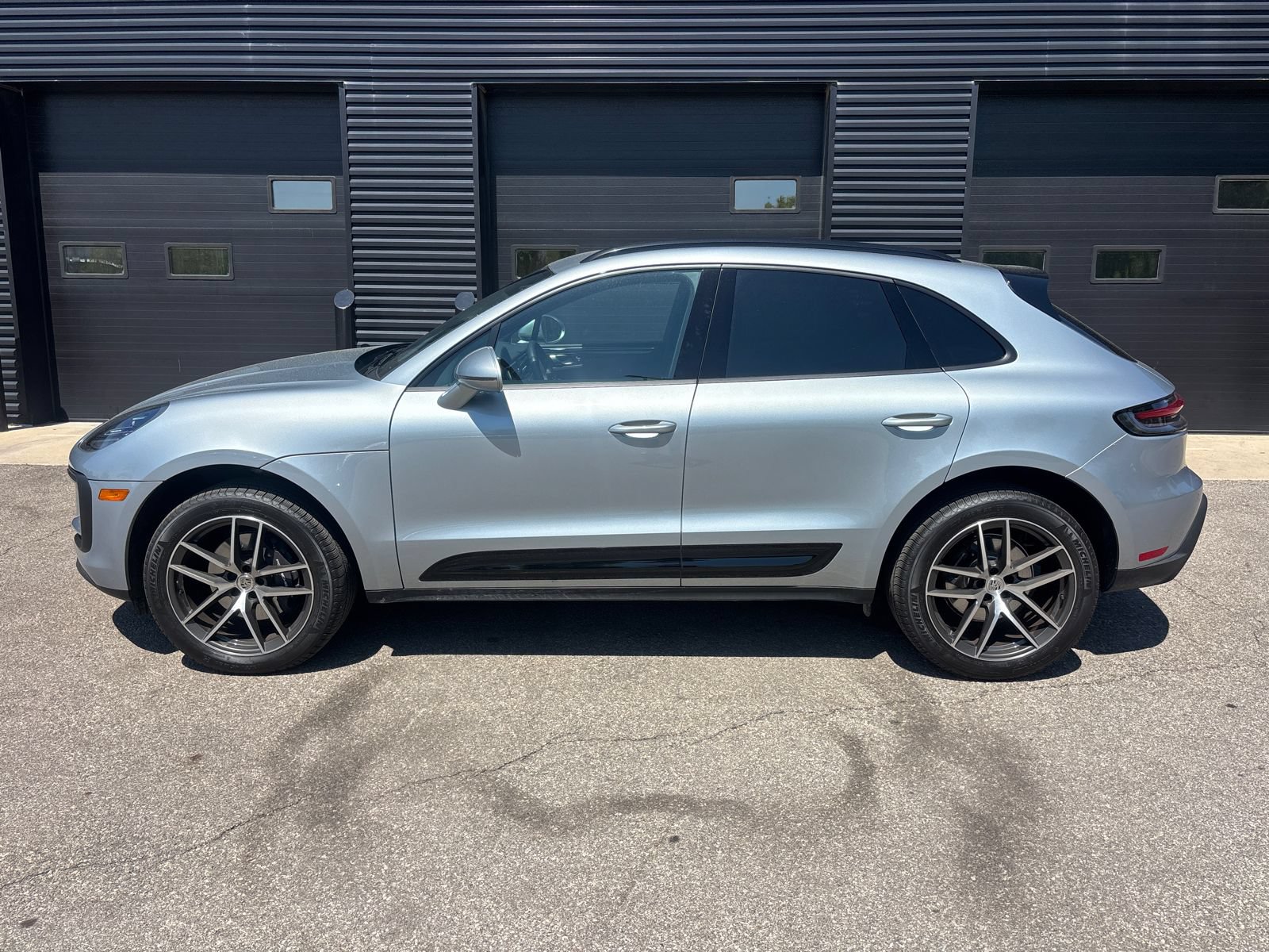 Used 2025 Porsche Macan AWD/4WD image 4