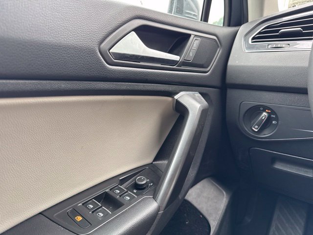 Used 2021 Volkswagen Tiguan SE w/ Panoramic Sunroof Package AWD/4WD image 16