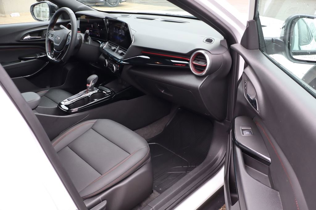 Used 2025 Chevrolet Trax RS w/ Sunroof Package image 45