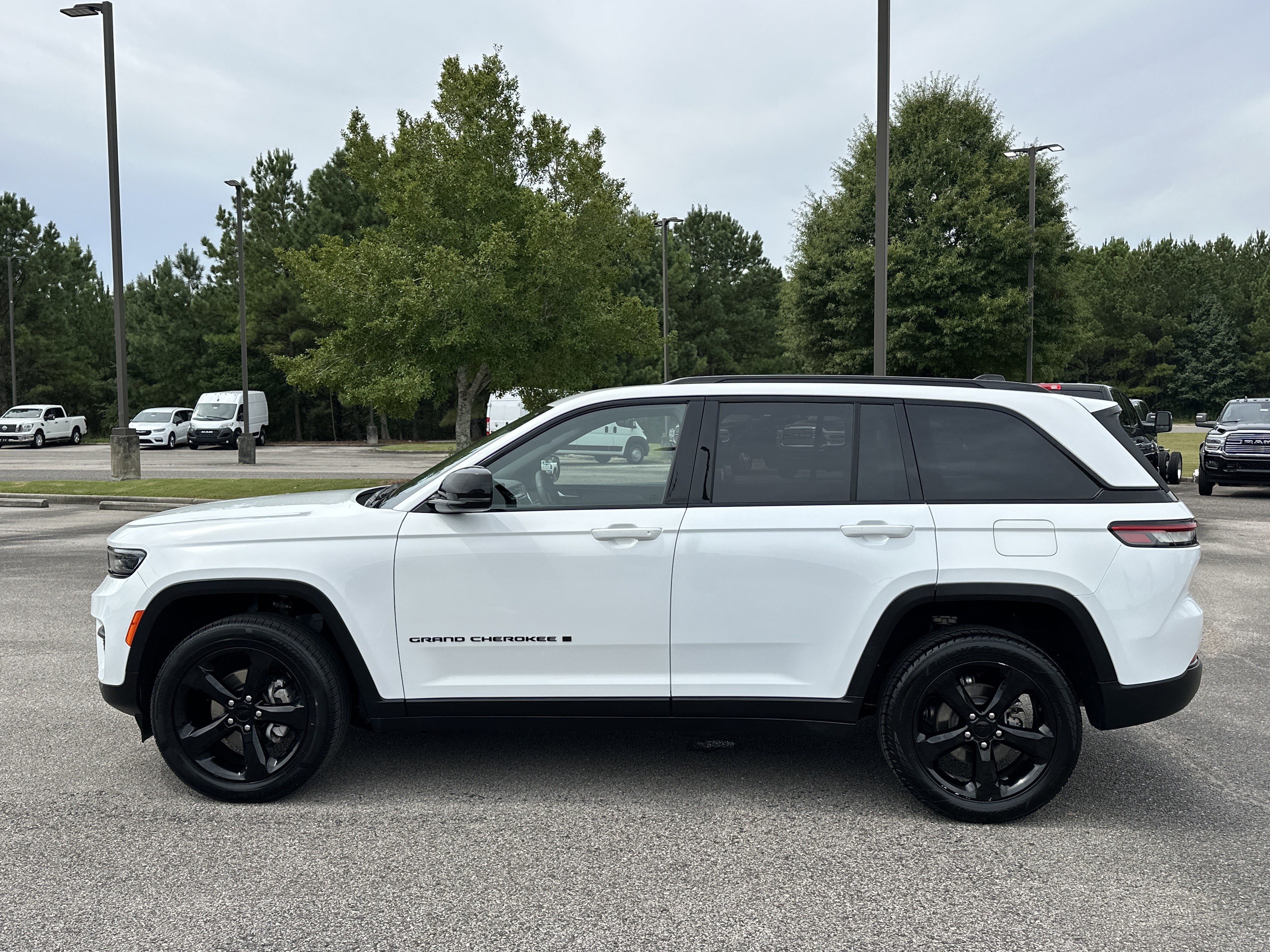 Used 2023 Jeep Grand Cherokee Altitude image 4
