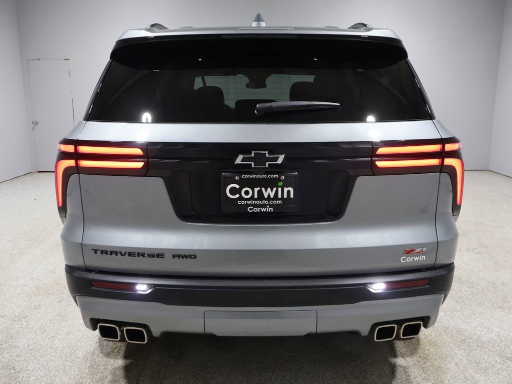 Used 2025 Chevrolet Traverse Z71 image 3
