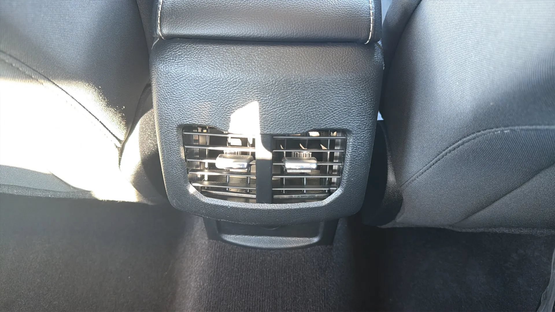Used 2020 Ford Fusion SE FWD image 17
