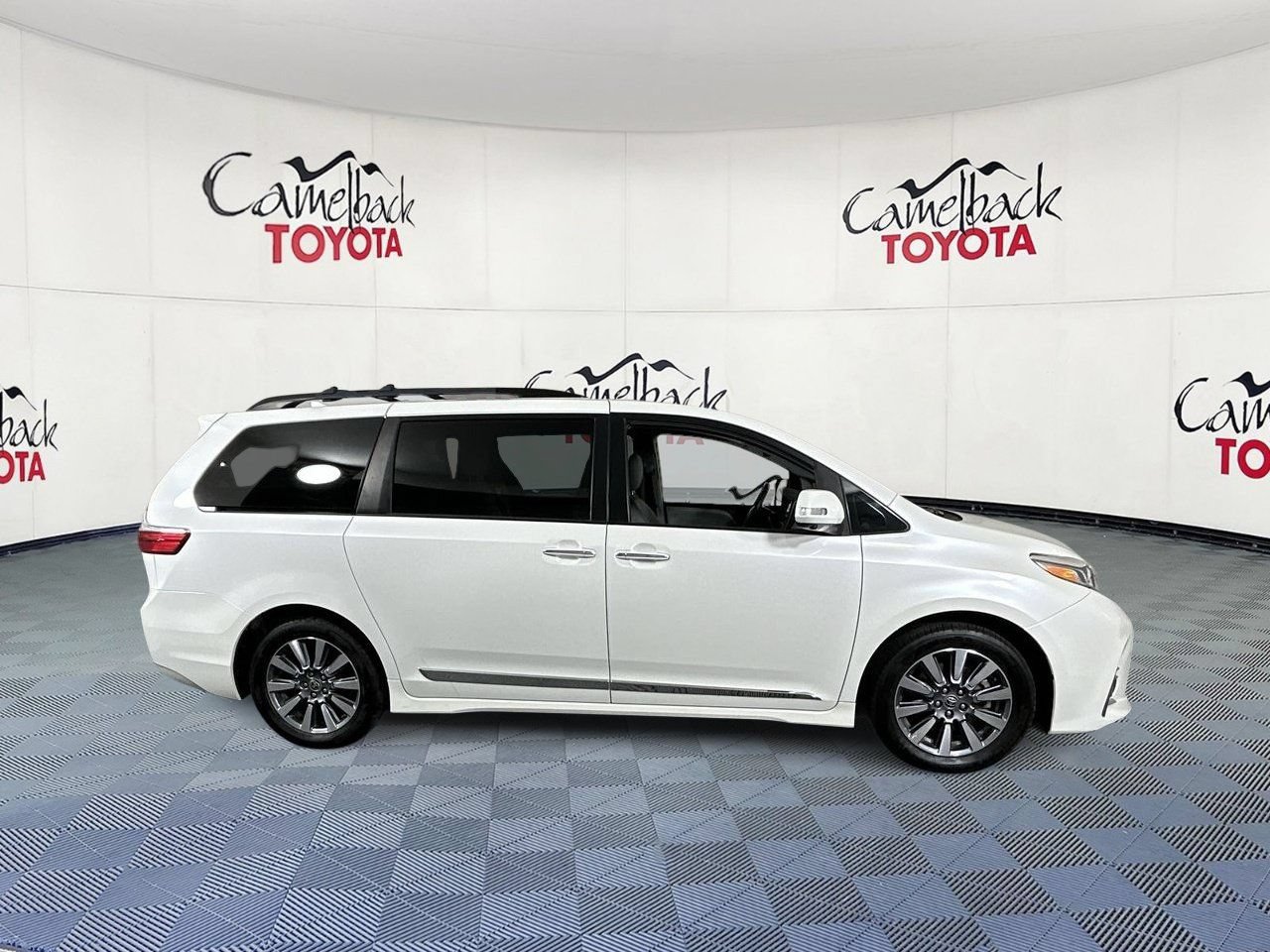 Used 2020 Toyota Sienna Limited Premium w/ Carpet Mat Package FWD image 9