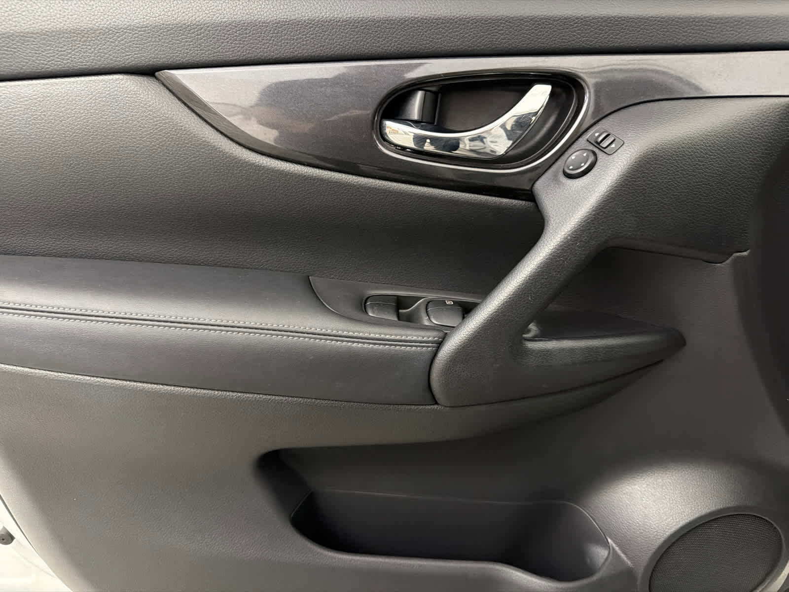 Used 2018 Nissan Rogue SV FWD image 22