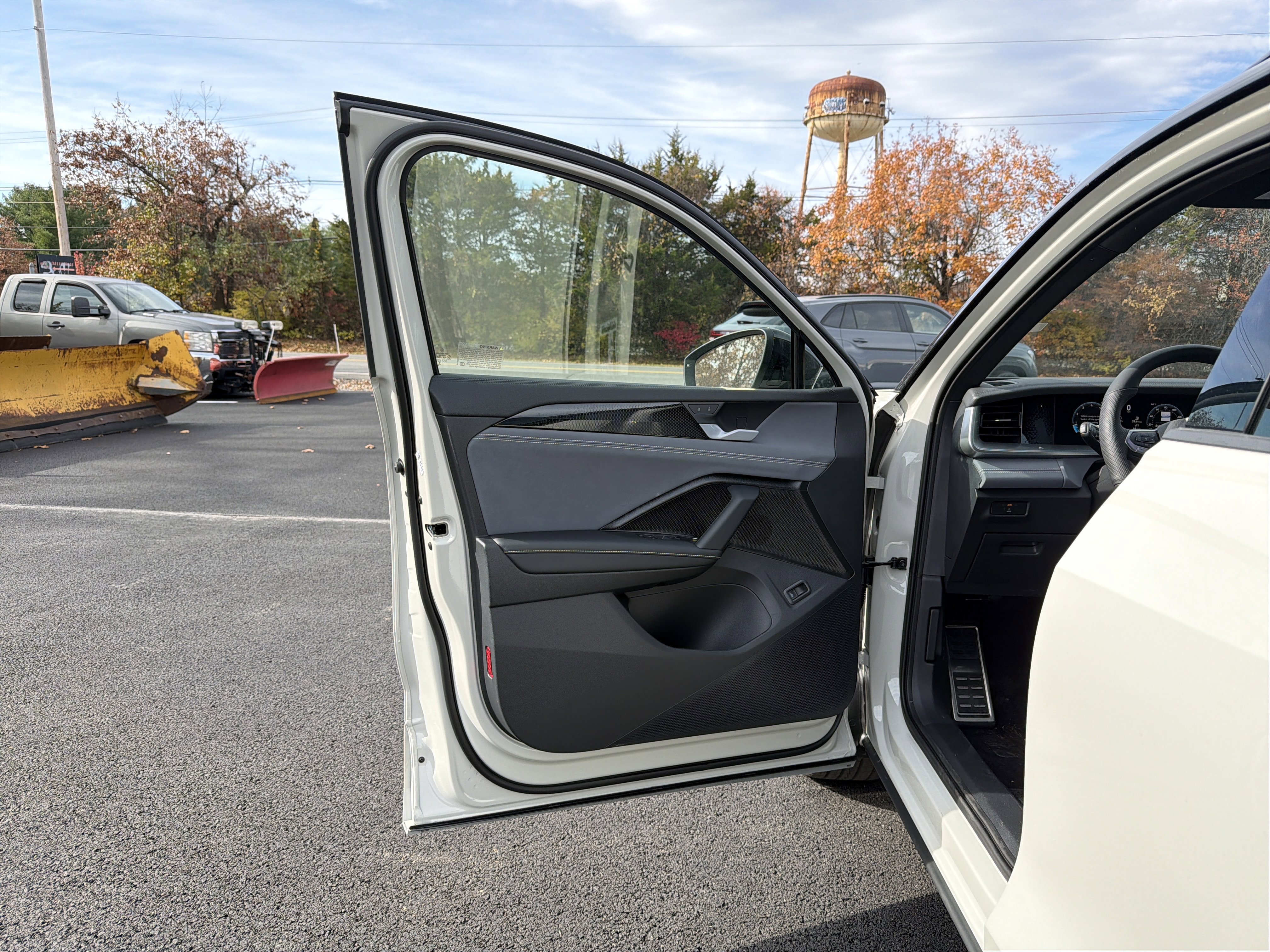 New 2026 Volkswagen Tiguan SE R-Line image 11