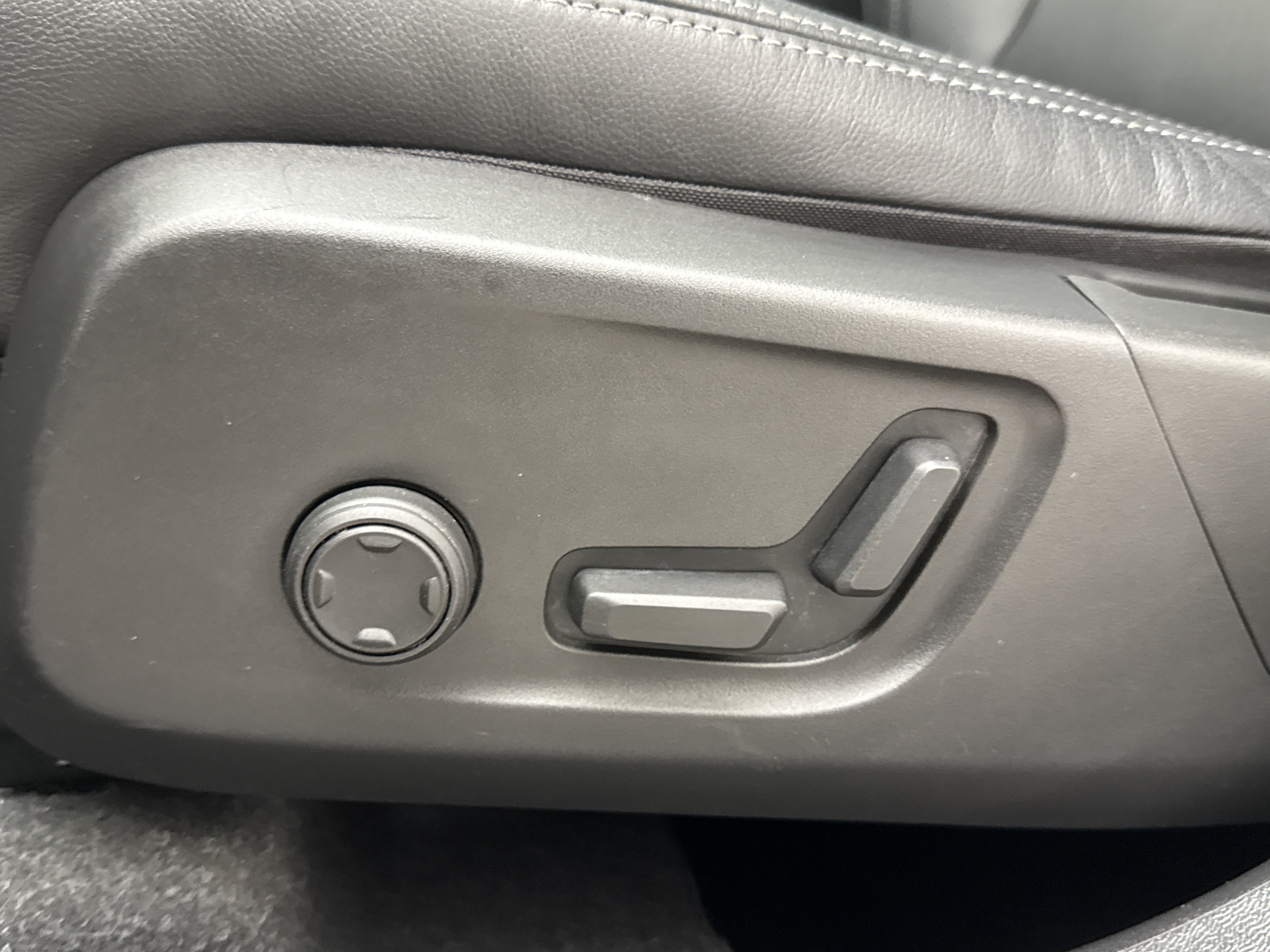 Certified 2024 Volvo XC40 B5 Plus AWD/4WD image 29