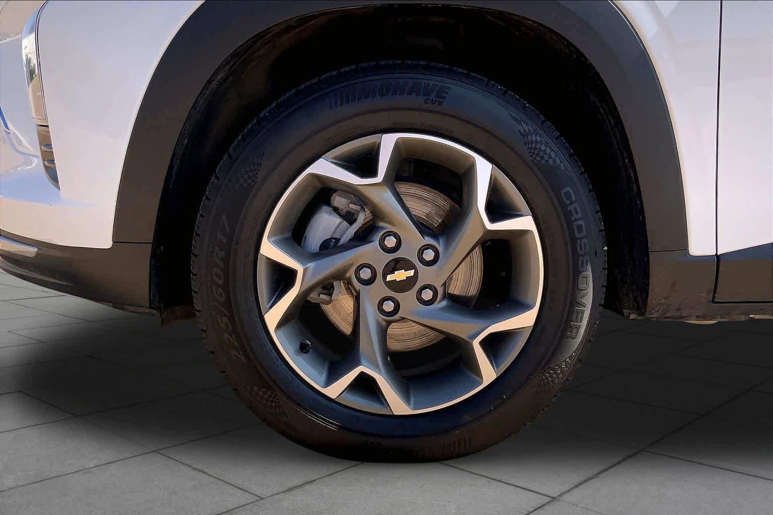 Used 2025 Chevrolet Trax LT FWD image 11