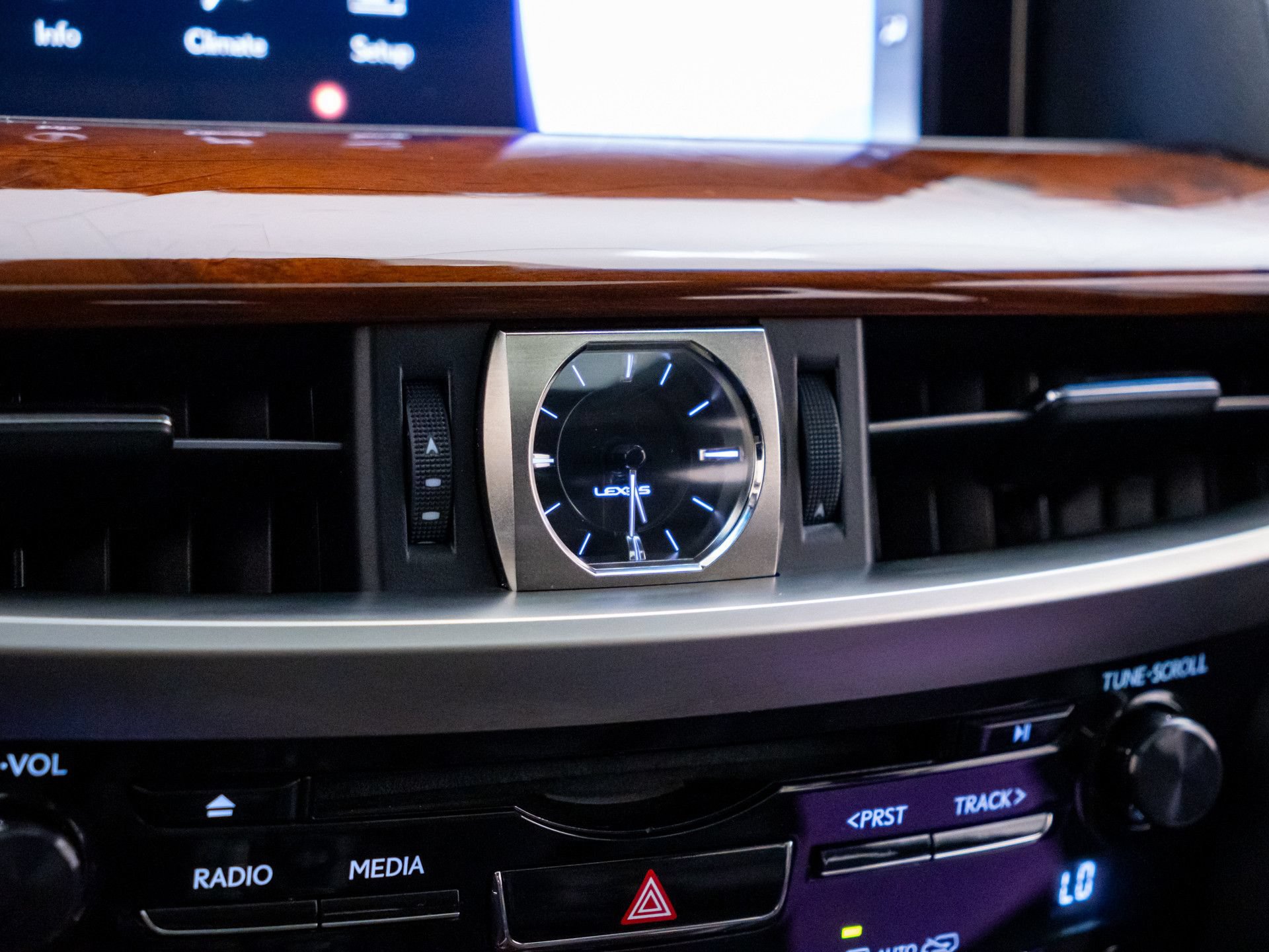 Used 2020 Lexus LX 570 4WD w/ Luxury Package image 28