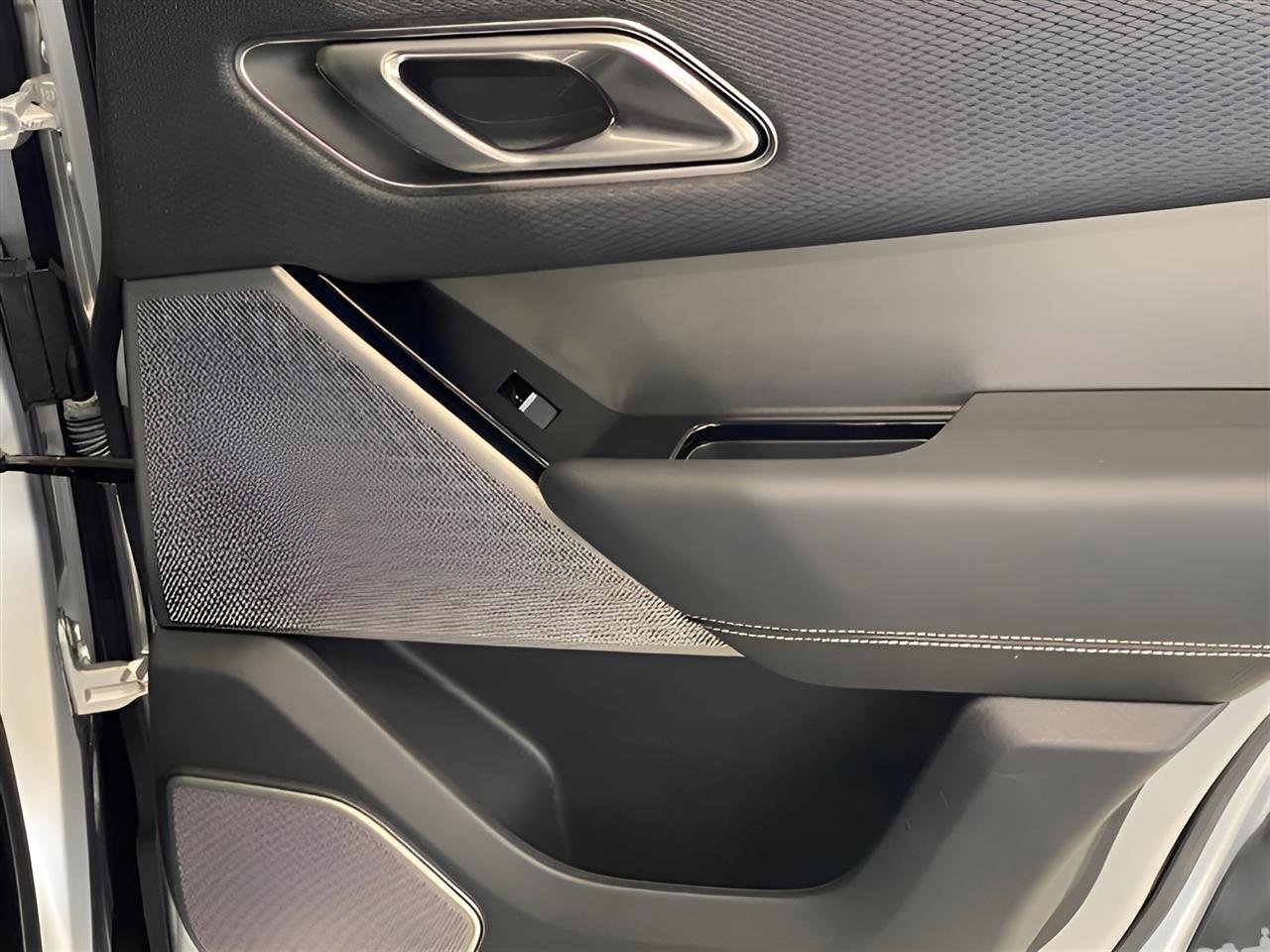 Used 2018 Land Rover Range Rover Velar S image 14