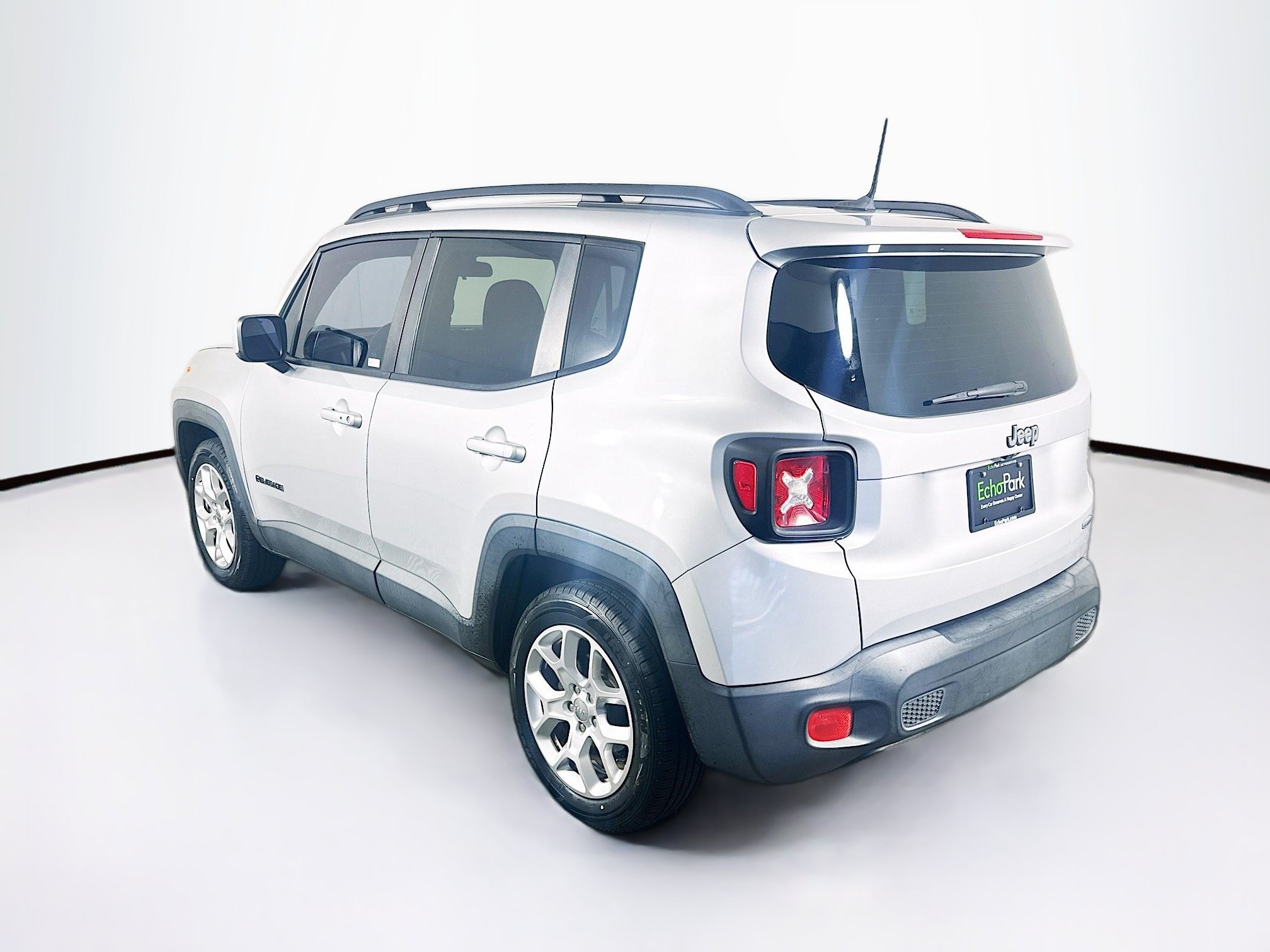 Used 2016 Jeep Renegade Latitude FWD image 5