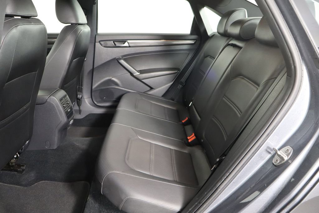 Used 2022 Volkswagen Passat 2.0T R-Line image 17