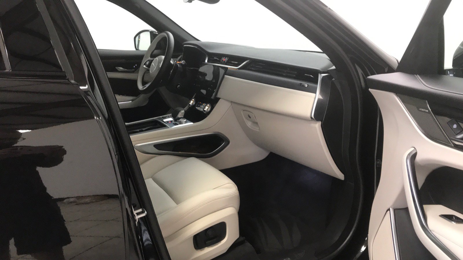 Used 2024 Jaguar F-PACE R-Dynamic S AWD/4WD image 17