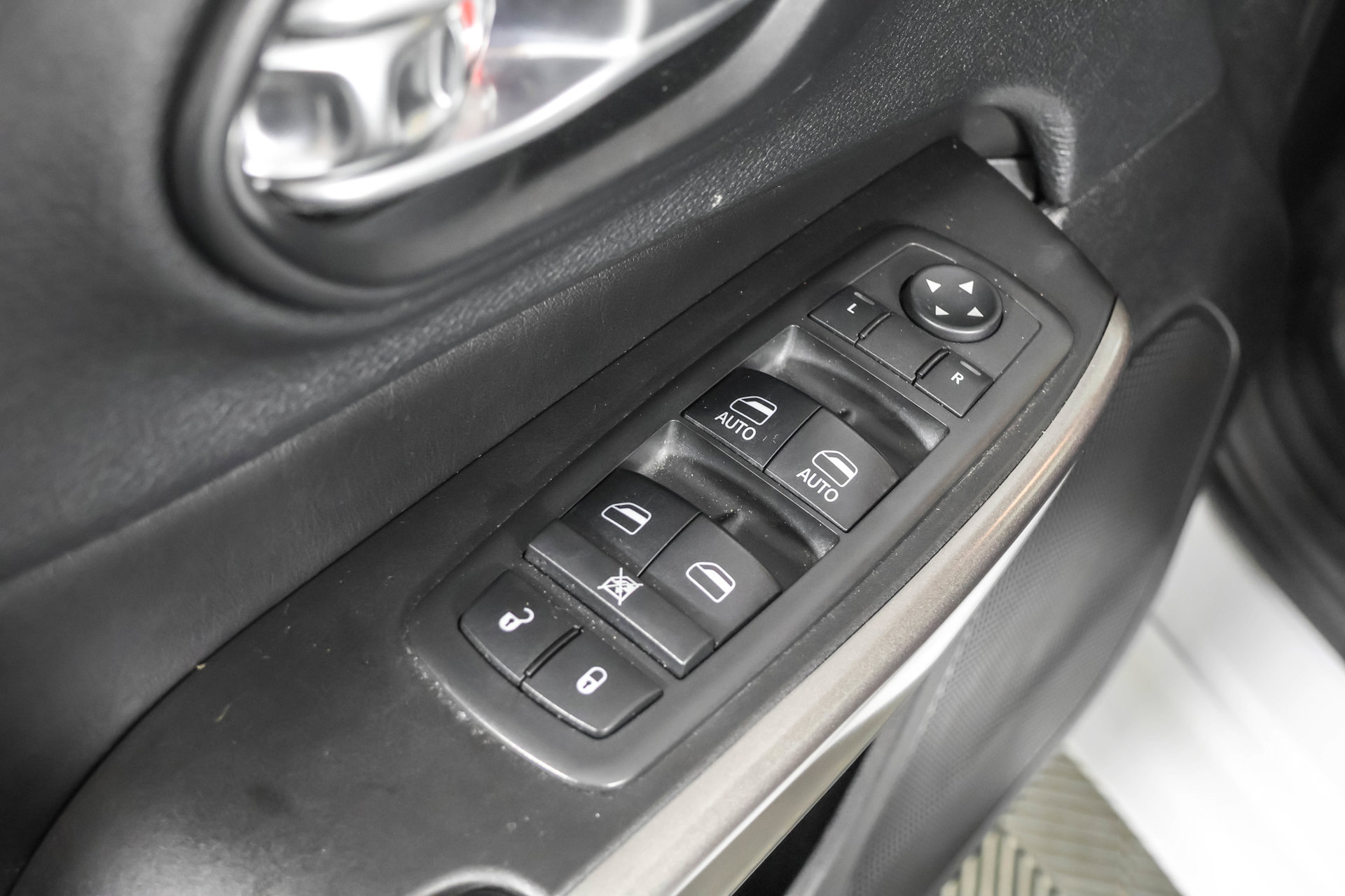 Used 2019 Jeep Cherokee Overland w/ Technology Group AWD/4WD image 36