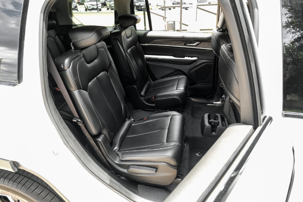 Used 2023 Jeep Grand Cherokee L Limited AWD/4WD image 45