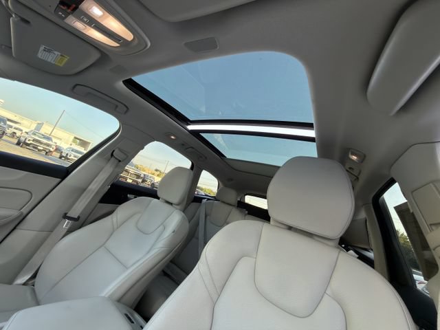 Used 2022 Volvo XC60 B5 Momentum w/ Advanced Package AWD/4WD image 28