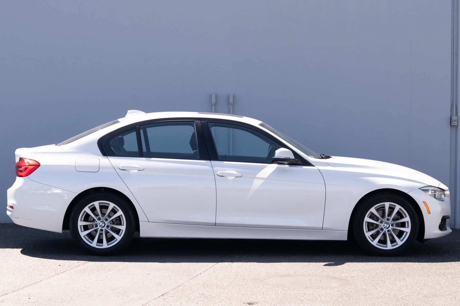 Used 2018 BMW 320i xDrive Sedan w/ Convenience Package AWD/4WD image 26