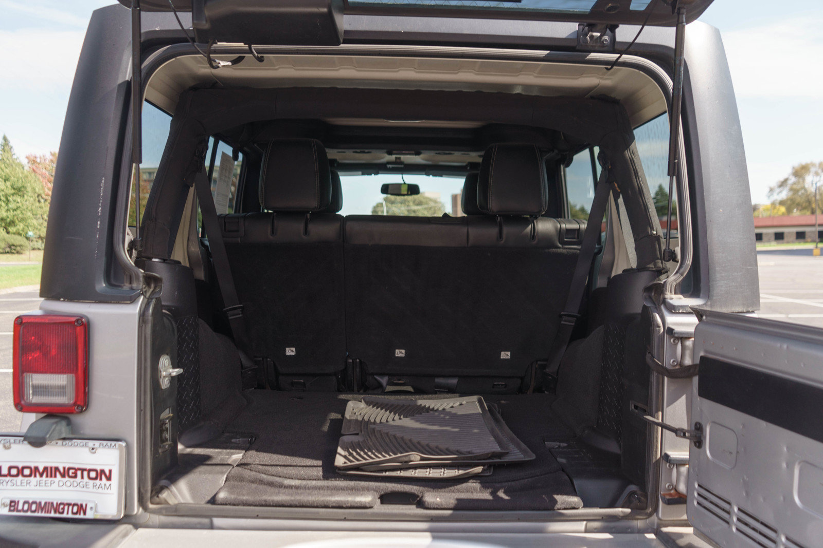 Used 2015 Jeep Wrangler Unlimited Sahara w/ Connectivity Group AWD/4WD image 9