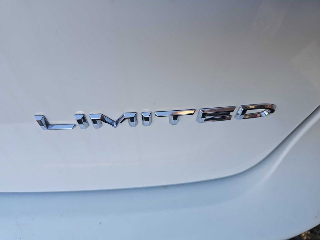 Used 2023 Chrysler Pacifica Limited w/ Uconnect Theater Family Group image 8