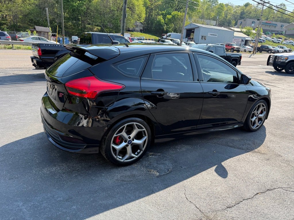 Used 2017 Ford Focus ST w/ Equipment Group 401A FWD image 39
